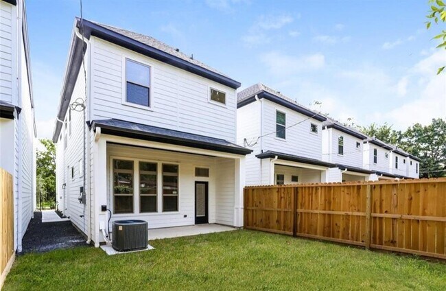 Building Photo - 3036 Truxillo St