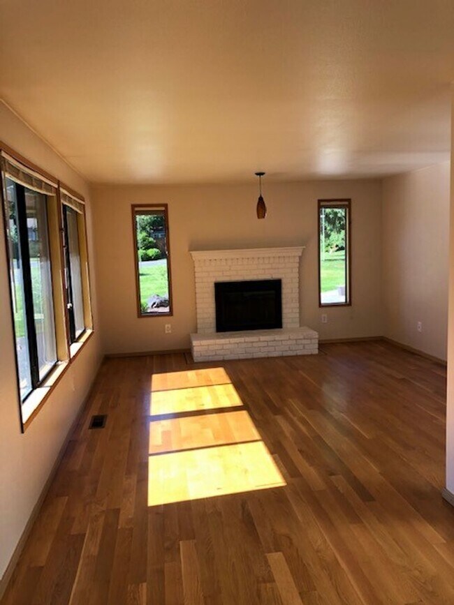 Building Photo - Beautiful 3 Bedroom 2 Bath Home in Mukilteo!