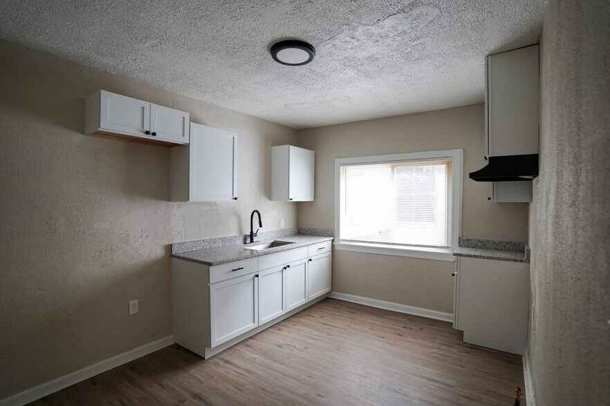 Building Photo - This beautifully updated 3-bedroom, 1-bath...