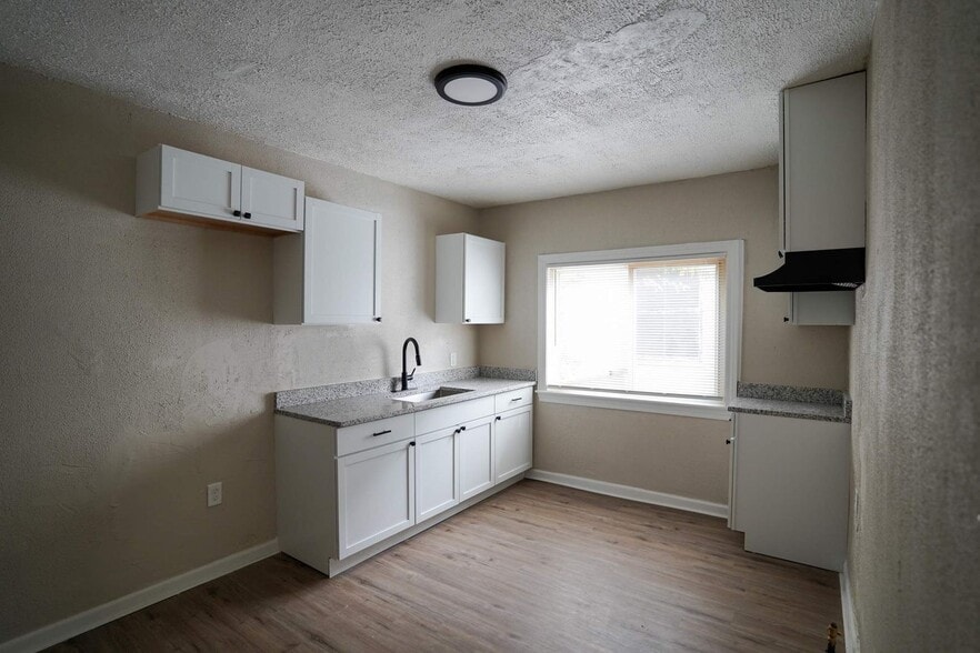 Building Photo - This beautifully updated 3-bedroom, 1-bath single-family home is ready for move-in!