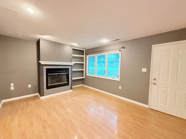 Building Photo - Beautiful 3 bed 2 bath home in Bloomington!