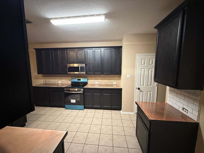 Building Photo - 3404 Pinecone Dr