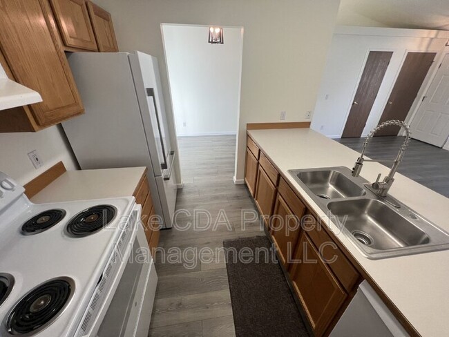 Building Photo - 228 E Ryan Dr