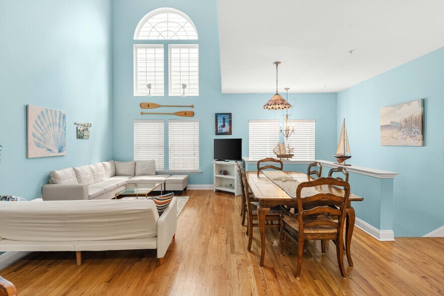 Living/Dining Room - 15 Sumner Ave