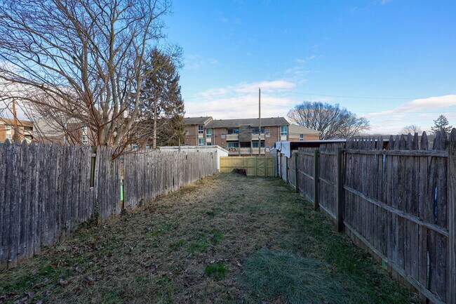 Building Photo - 227 S Ann St