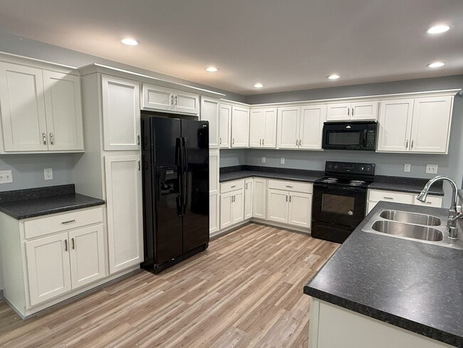 Building Photo - Private 3 bedroom home