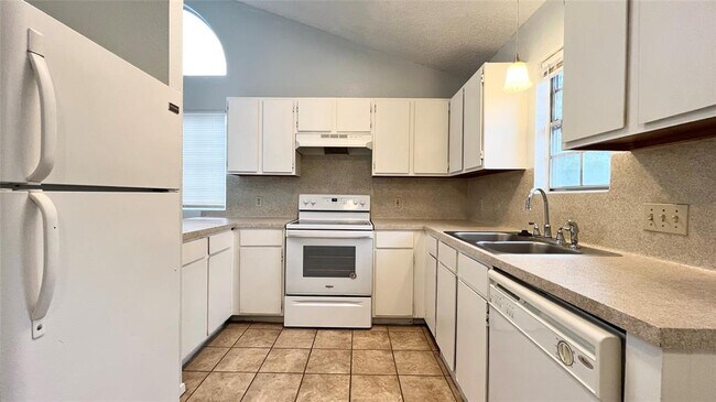 Building Photo - 8811 Pineridge Dr