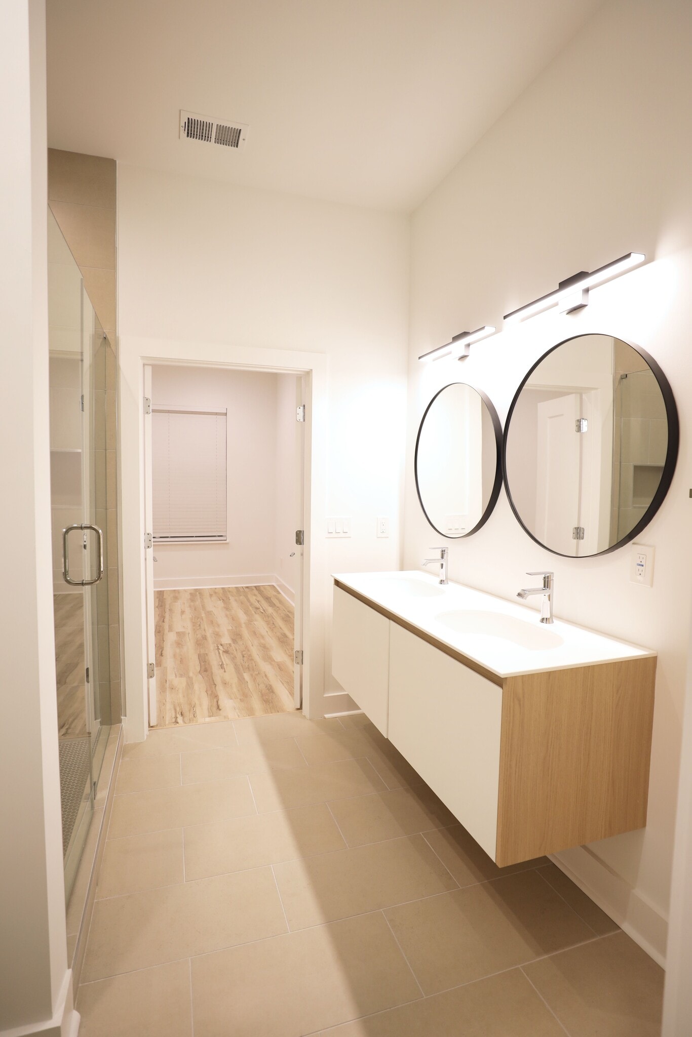 Main bathroom - 1155 Custer Ave SE