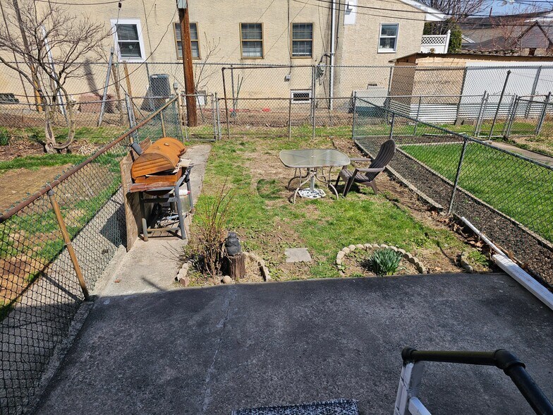 Building Photo - 721 W Oak St
