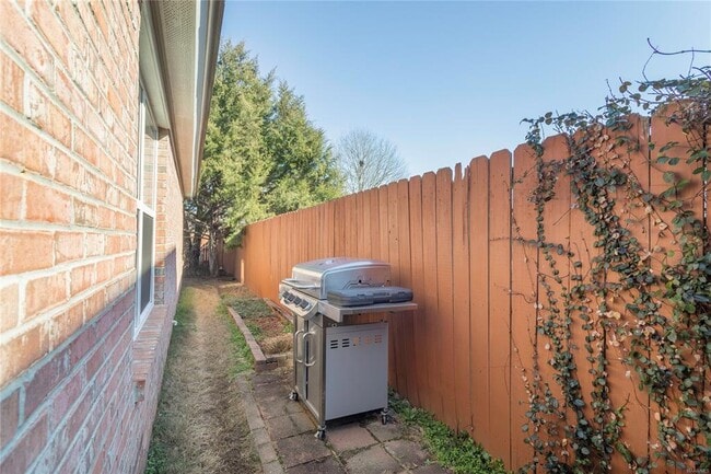 Building Photo - 612 Stoneybrooke Way