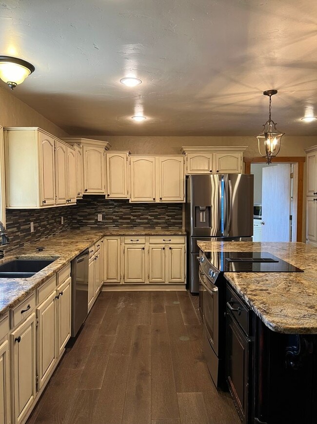 Building Photo - ** Spacious Retreat in Terra Estates II **