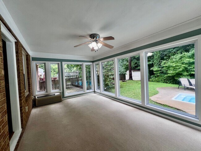 Building Photo - Large 6 bedroom home with Pool in Virginia Beach