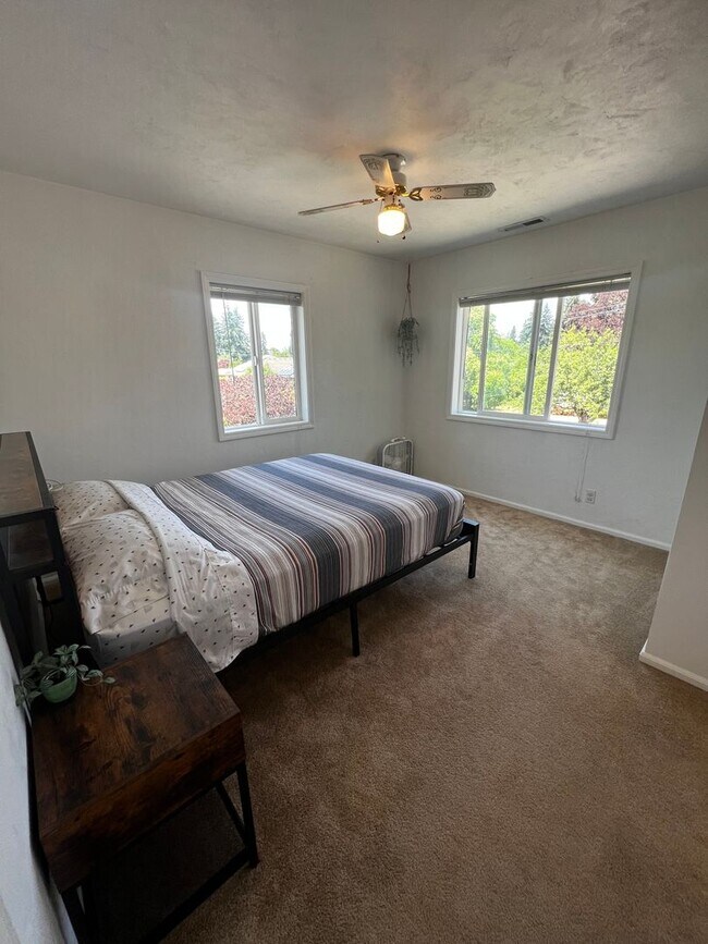 Building Photo - 4-Bedroom 3-Bathroom house with attached 1 bedroom apartment