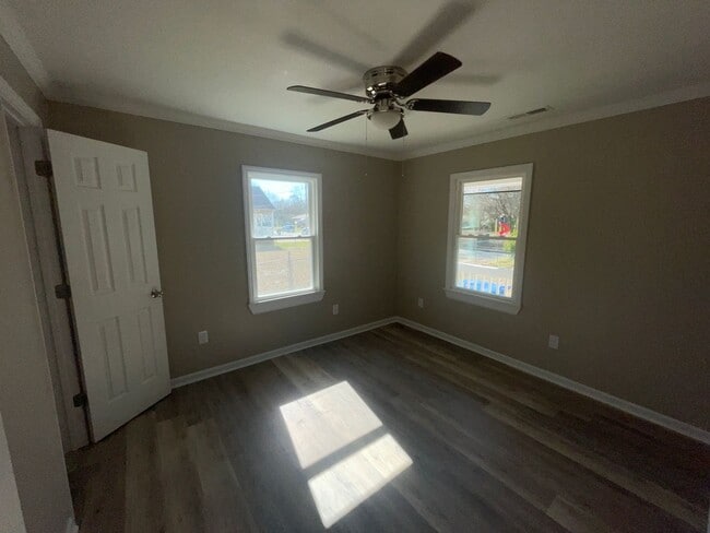 Building Photo - 303 Freeman St SE