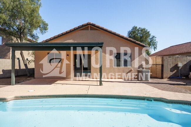 Building Photo - Great Home Located in Town with a Pool