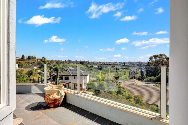 Building Photo - Luxurious home available immediately.