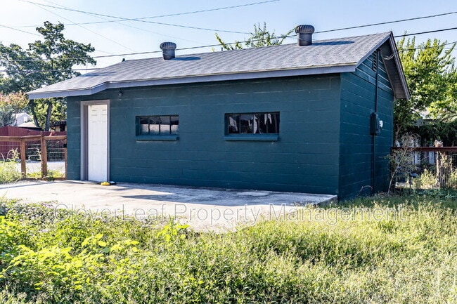 Building Photo - 454 Astor St