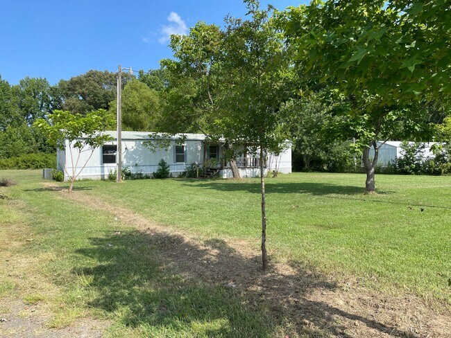 Building Photo - Country living with spacious front and backyard - 3 beds/ 2bath available now