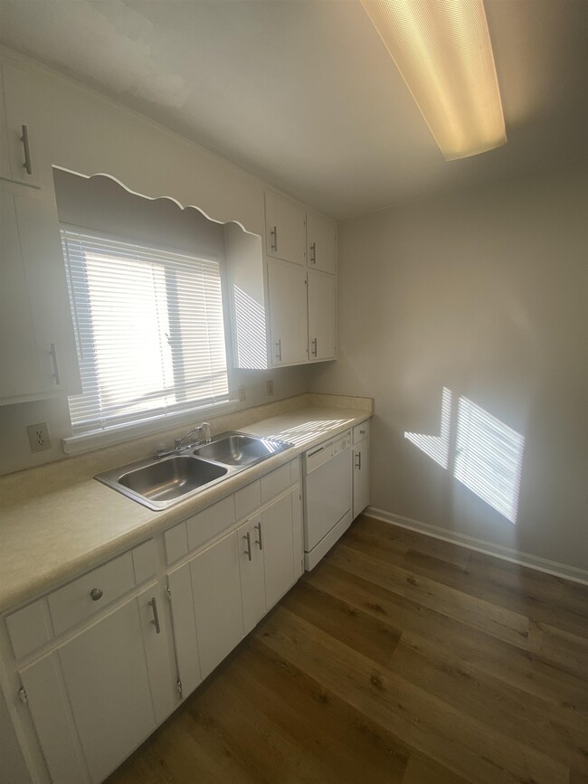 Building Photo - 2220 Claremont Ln