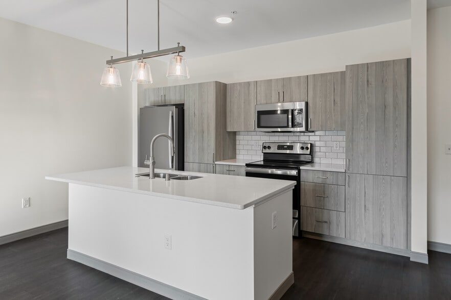 Building Photo - 2420 E Capitol Dr