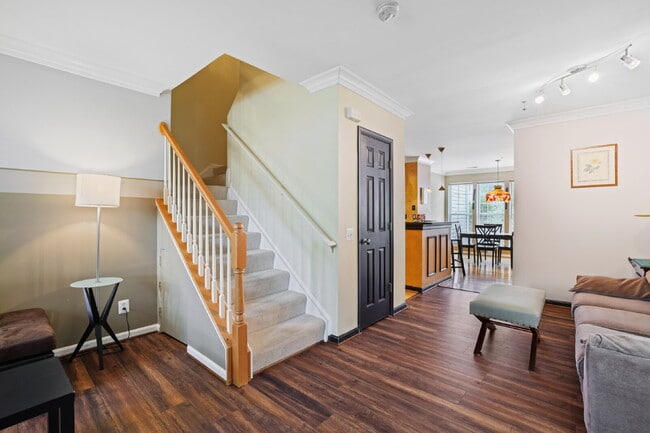 Building Photo - Spacious, Private AND Convenient 2-Level C...