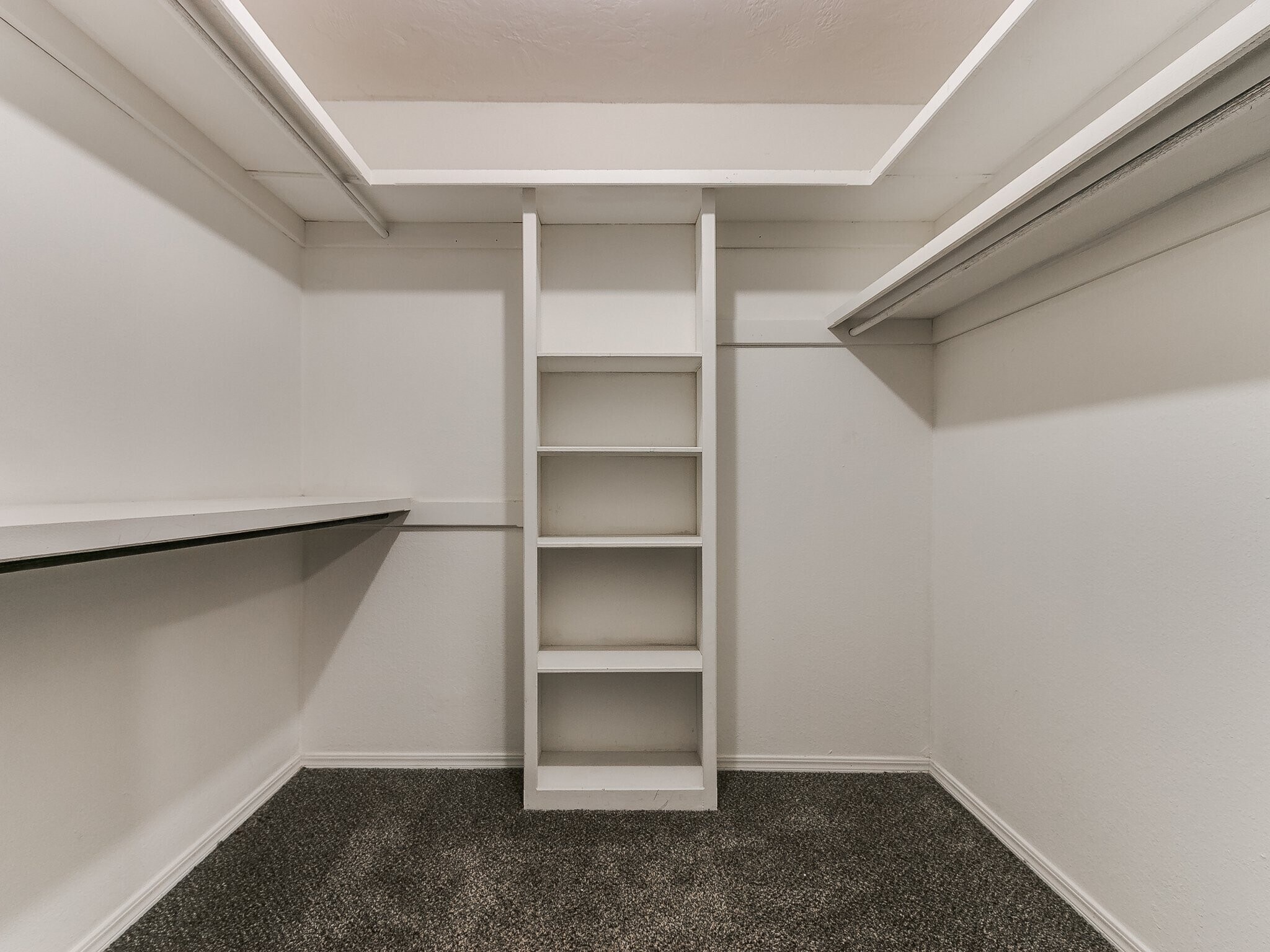 Building Photo - 9906 Mantle Dr