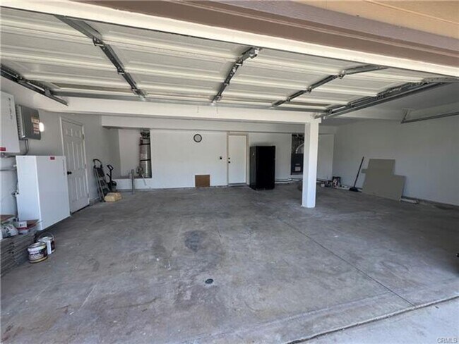 Building Photo - Beautifully Maintained Home