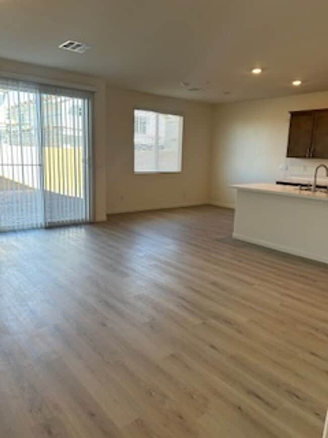 Building Photo - Spacious New Home with 5 Bedrooms in Hende...