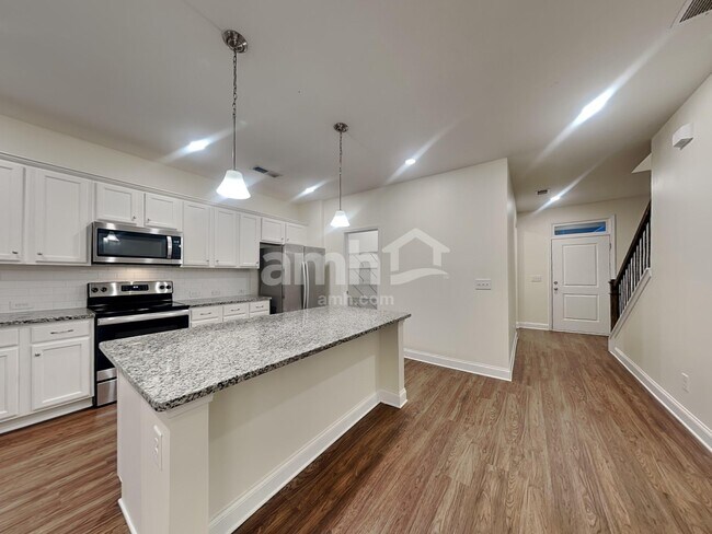 Building Photo - 252 Lake St