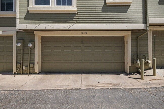 Building Photo - Conveniently Located 3BR/2 Bath Townhome