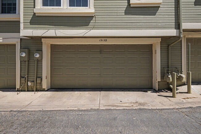 Building Photo - Conveniently Located 3BR/2.5 Bath Townhome
