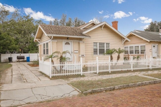 Primary Photo - Nice 2 Bedroom & Large extra room that you...
