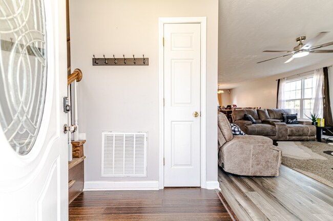 Building Photo - 174 Falling Leaf Dr