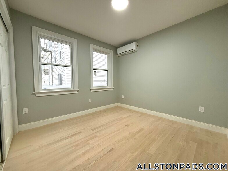 Building Photo - 8 Brentwood St