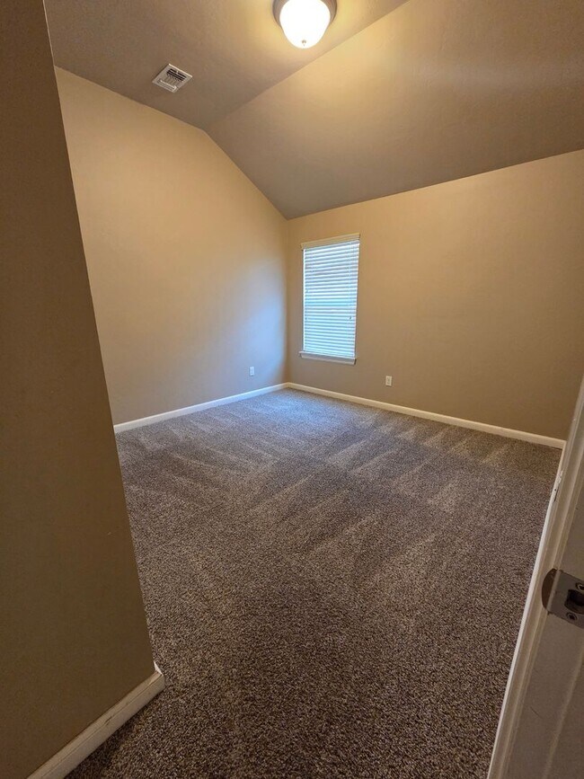 Building Photo - YUKON HOME MOVE IN SPECIAL! ?