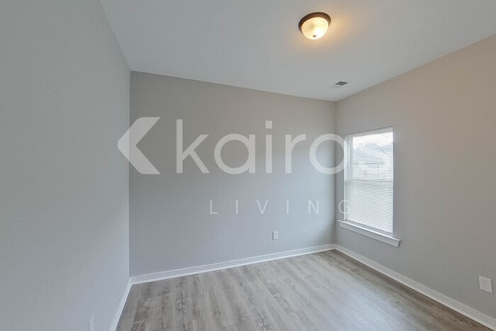 Building Photo - 520 White Oak Cir