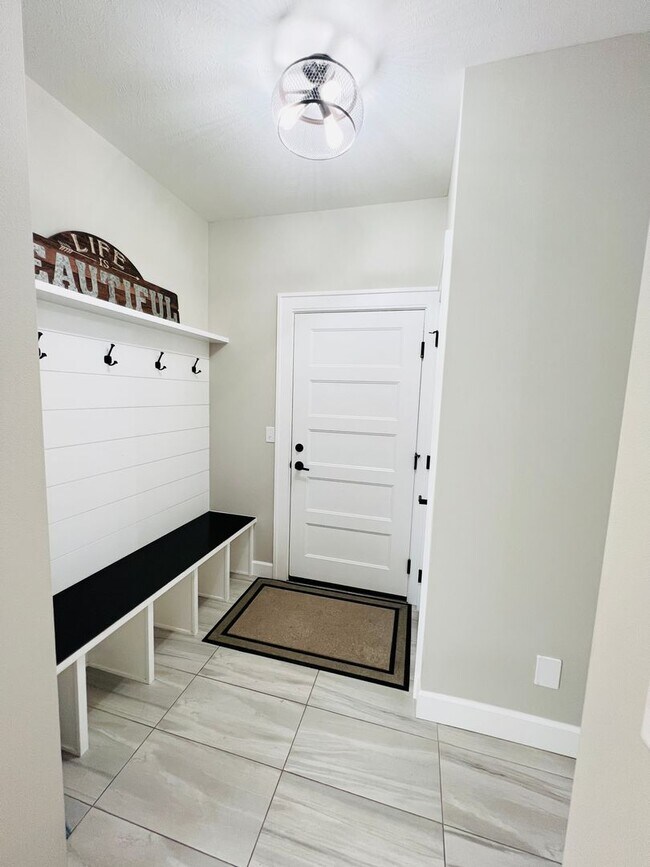 Building Photo - Luxury Rental