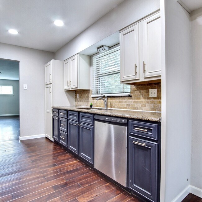 Building Photo - 1520 Sunnybrook Dr
