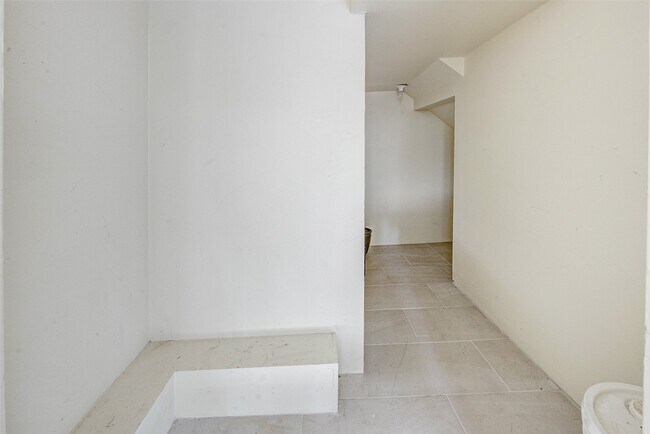 Building Photo - 201 Vanderpool Ln