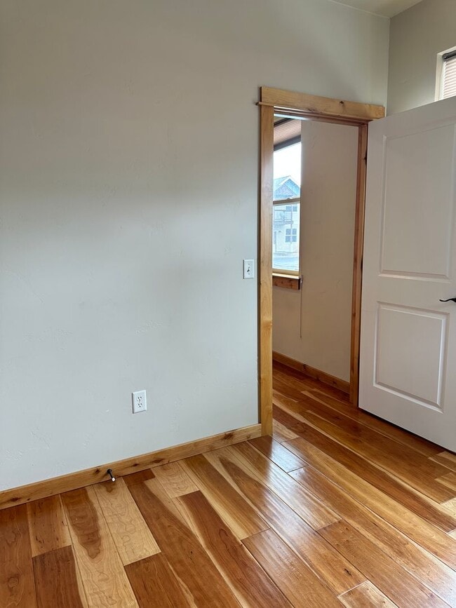 Building Photo - Large Beautiful Condo with Many Upgrades!!