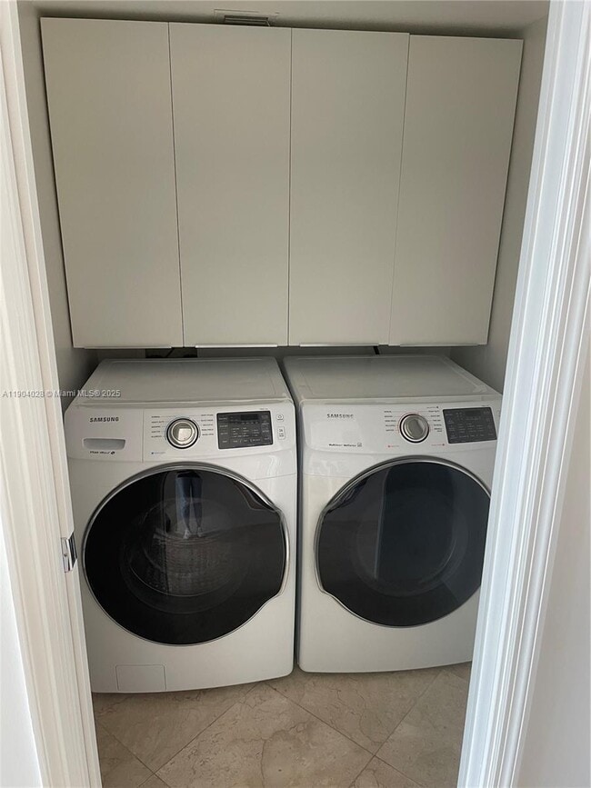 Building Photo - 16500 Collins Ave