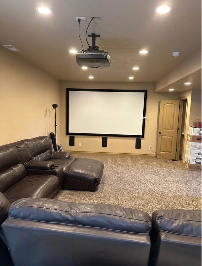 Building Photo - 6 Bed/3.5 Bathroom house in Herriman