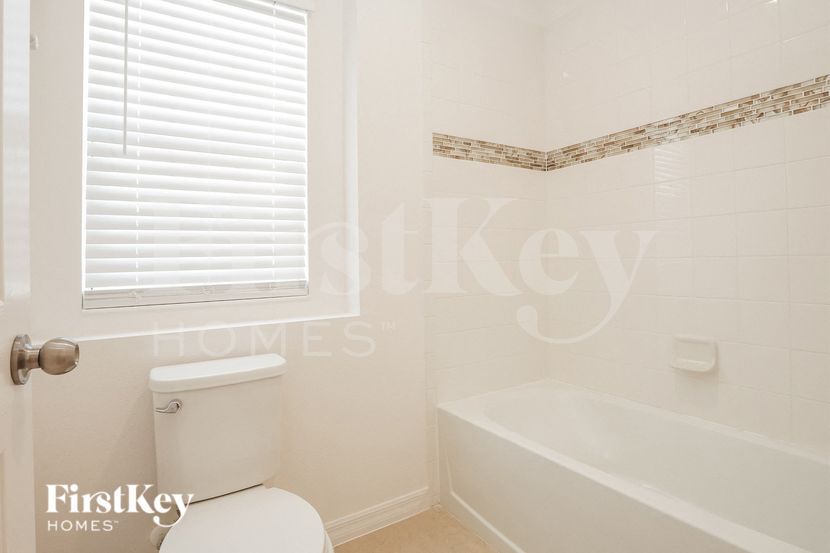 Building Photo - 5086 Royal Point Ave