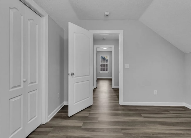 Building Photo - Adorable 3BD/2BA home in Murfreesboro with deck & attached garage!