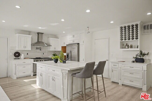 Building Photo - 2612 S Beverly Dr