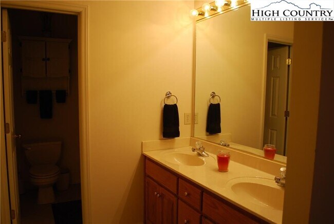 Building Photo - 421 E Landing Dr