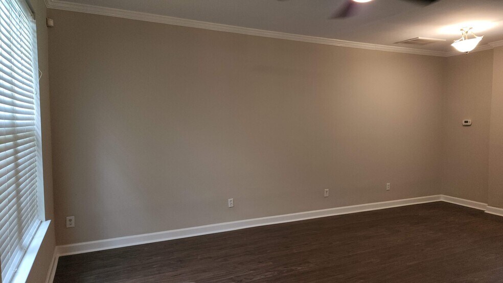 Building Photo - 2222 Valley Haven Dr
