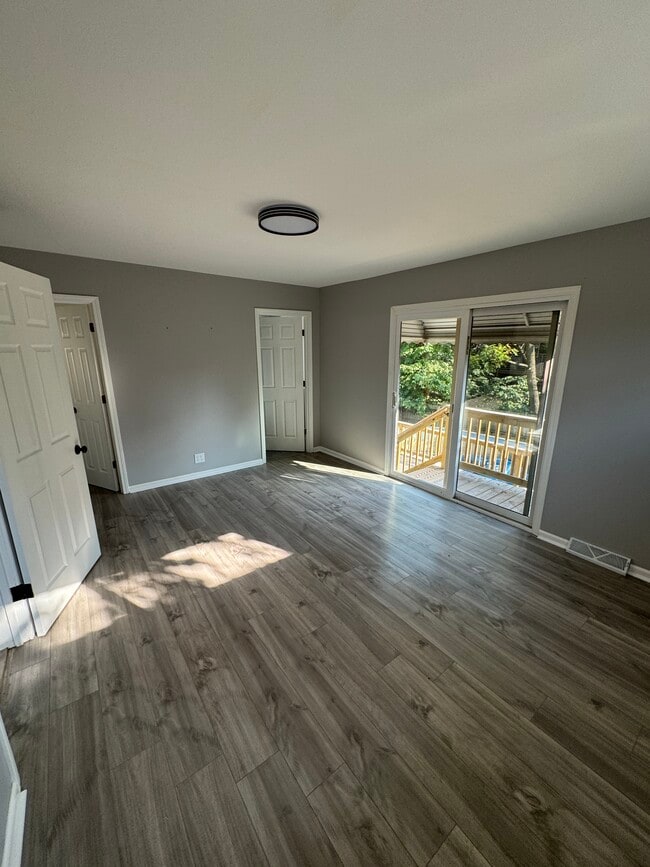 Building Photo - 454 Colford Ave