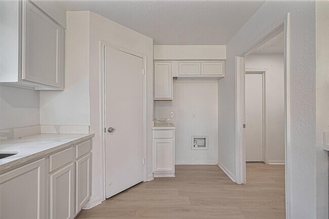 Building Photo - 6219 Canada Dr