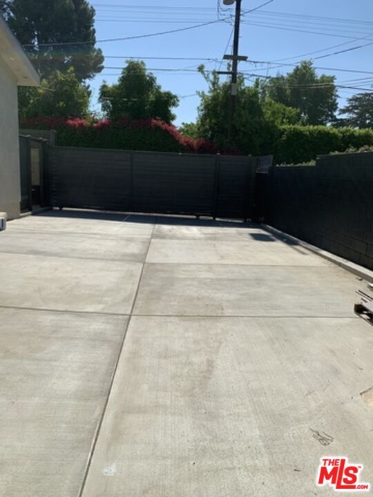 Building Photo - 9252 Balcom Ave